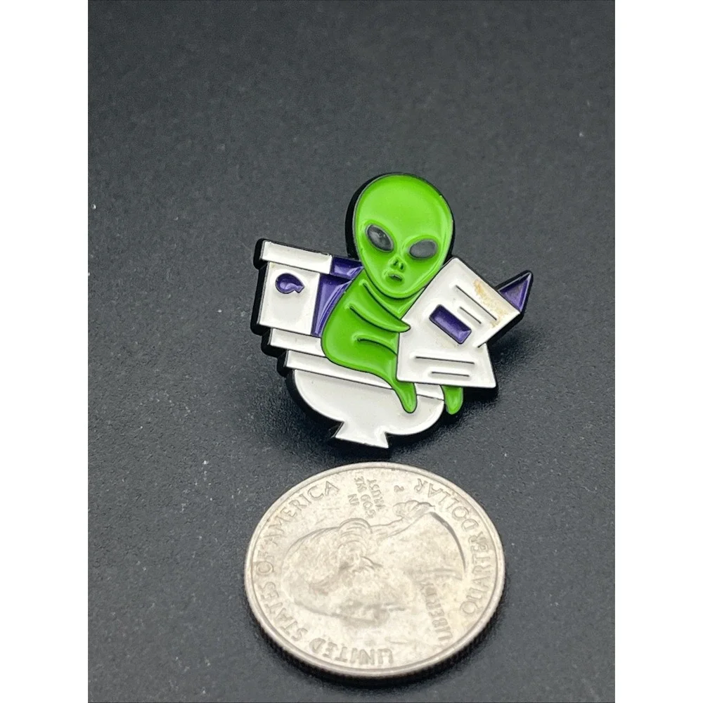 Alien Sitting On Toilet Reading Newspaper Funny‎ Novelty Lapel Hat Pin
